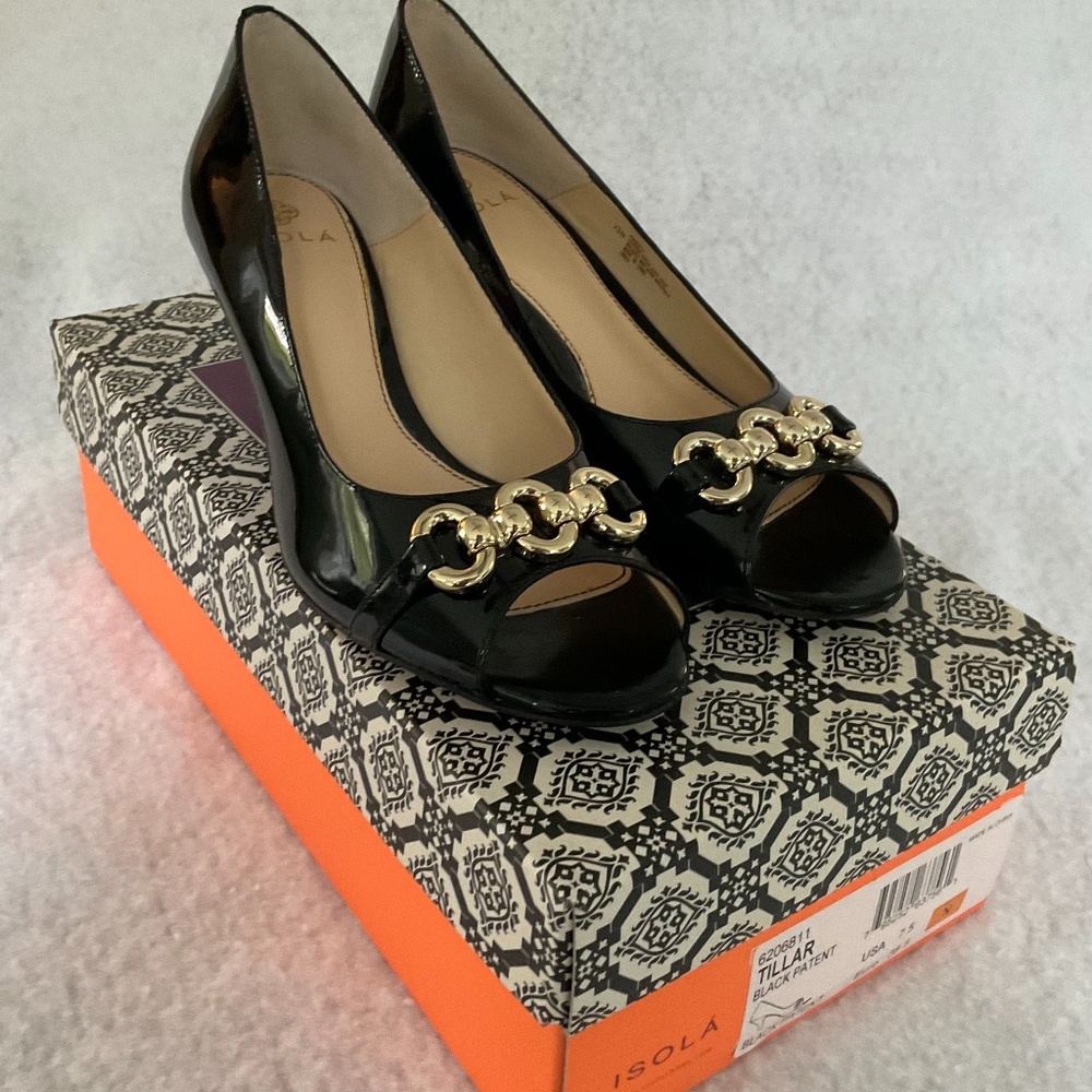 Isola TILLAR black patent pumps 7.5 N